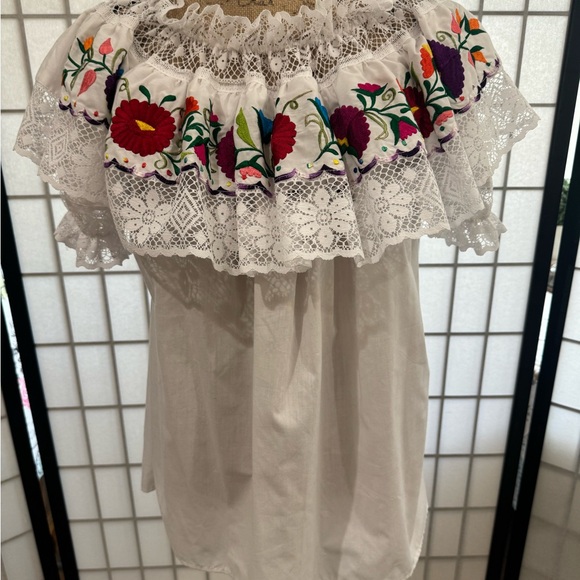 Mexican Short Sleeve Floral Embroidered Ruffle Neckline Blouse Women’s Size L - Picture 14 of 15